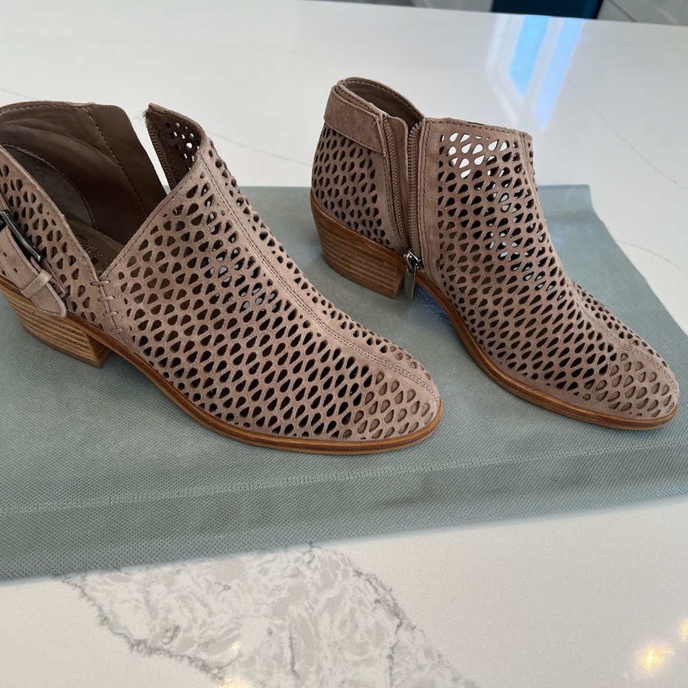 Vince Camuto like new